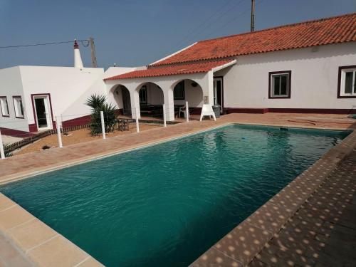 阿尔布费拉Quinta Catarina的房屋前的游泳池