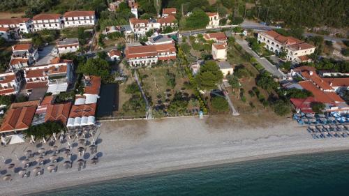 帕诺尔莫斯斯科派洛斯Pelagos Beachfront的海滩上的度假村的空中景观