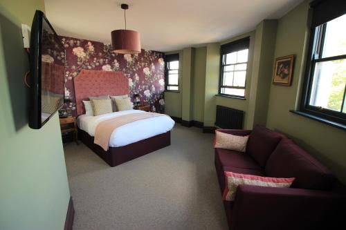 水晶宫Westow House的一间卧室配有一张床和一张沙发