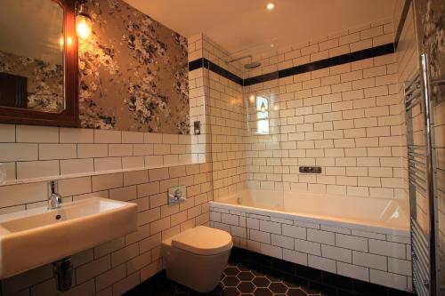 水晶宫Westow House的一间带水槽、浴缸和卫生间的浴室