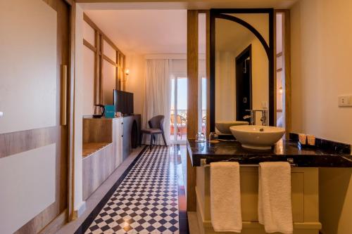 赫尔格达The Boutique Hotel Hurghada Marina的一间带水槽和镜子的浴室