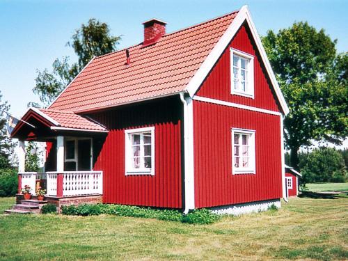 Tattertorp4 person holiday home in GULLSP NG的红色房子,有红色屋顶