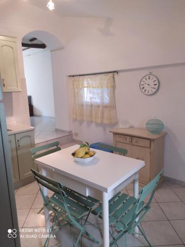 San Lorenzo NuovoAlloggio turistico Amalasunta的厨房里设有一张桌子,上面放着一碗香蕉