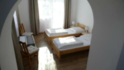 科尔别卢夫Apartamenty Bogusia Korbielów Pilsko的带三张床和窗户的客房