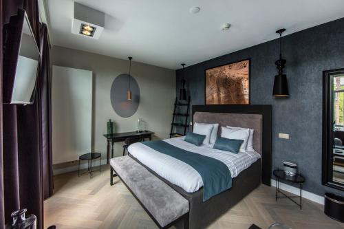 阿姆斯特丹377号旅馆的一间卧室配有一张大床和一张书桌