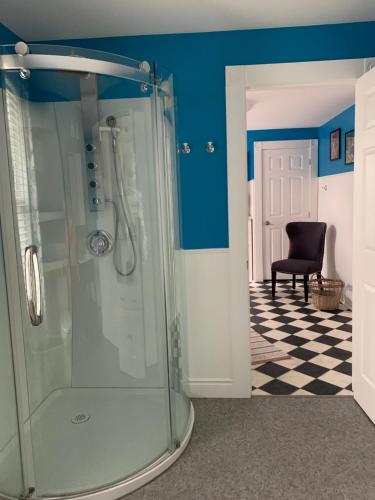 伊利堡THE YORK HOUSE的浴室设有玻璃淋浴间和黑椅