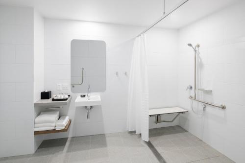 圣玛丽斯悉尼圣玛丽斯假日酒店的白色的浴室设有水槽和镜子