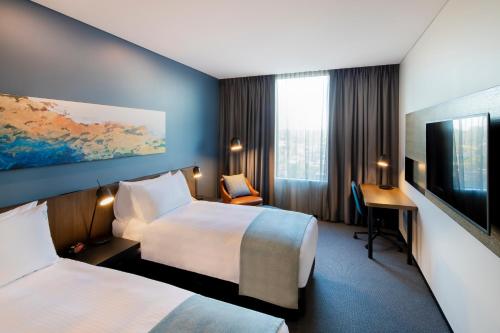 圣玛丽斯悉尼圣玛丽斯假日酒店的酒店客房设有两张床和一台平面电视。