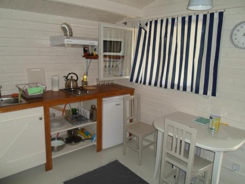 派尔努Tihase puhkemajake的小厨房配有桌子和桌椅