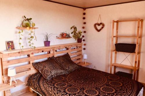 热夫雷尚贝尔坦Appartement avec vue sur les vignes à Gevrey的一间卧室配有一张带木制床头板的床