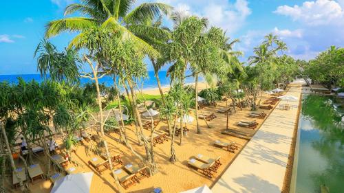 本托塔露兜树海滩度假Spa酒店的享有海滩的空中景致,配有椅子和棕榈树