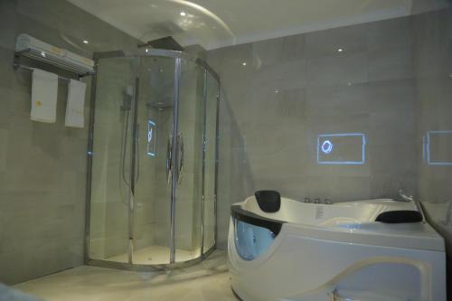 Check Inn Hotel Addis Ababa的一间浴室