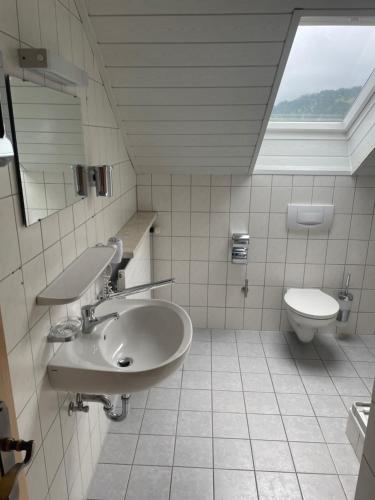 奥伊-米特尔贝格Wertacher Hof的一间带两个盥洗盆和卫生间的浴室