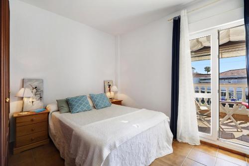 科斯塔巴伦娜Casa Costa Ballena Dahlia的一间白色卧室,配有床和阳台