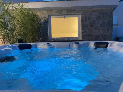 卡斯特拉玛雷帝斯达比亚雷莱斯曼弗雷德酒店的窗户前带椅子的大型蓝色游泳池