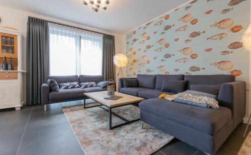 奥斯赛拜-塞林Südstrandquartier - Ferienwohnung Mare的客厅配有沙发和桌子