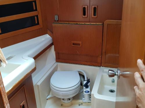 圣玛丽亚港Java Yacht的一间带卫生间和水槽的小浴室