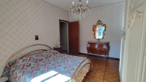 拉帕洛Rapallo trilocale con posto auto privato a 5 minuti a piedi dal mare的一间卧室配有一张床、梳妆台和镜子
