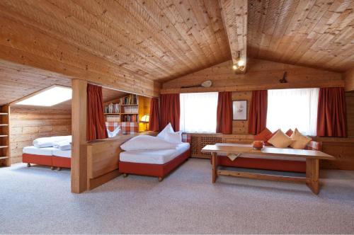加尔蒂托尼酒店 的客房设有两张床、一张沙发和一张桌子。