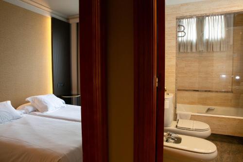德城奥维多酒店的一间浴室
