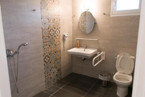 拉瑟Meraki apartments的一间带卫生间和水槽的浴室