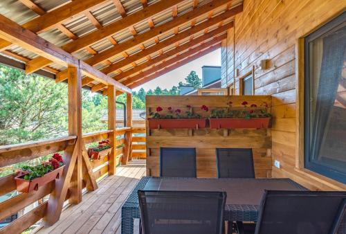 MelʼnikiSonyachni bungalo的木制庭院的甲板上配有桌椅