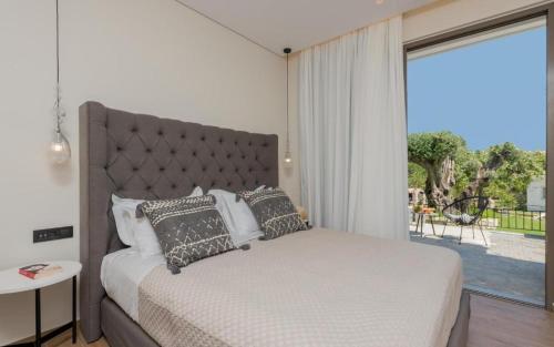 凯里翁Eptanisos Beachfront Suites Zante的一间卧室设有一张大床和一个大窗户