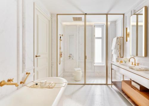 Mandarin Oriental Ritz, Madrid的一间浴室