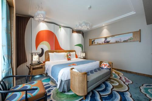 上海上海银星皇冠假日酒店的配有一张床和一把椅子的酒店客房