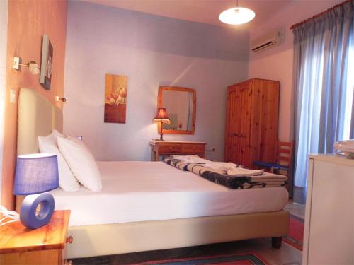 帕诺尔莫斯卡里莫斯阿格罗斯一室公寓的卧室配有一张白色大床
