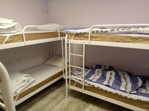Женский Hostel Dvor客房内的一张或多张双层床