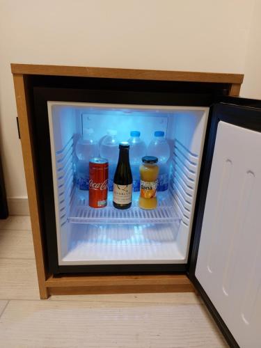 皮兰Piranum Guesthouse的配有瓶装饮品的开放式冰箱