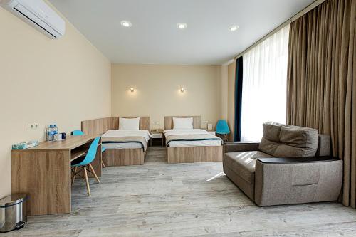 特维尔Hotel Berg Haus的一间医院间,配有两张床和一张桌子