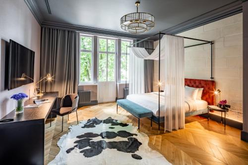利沃夫狮子城堡酒店的一间卧室配有一张床、一张桌子和一张地毯。