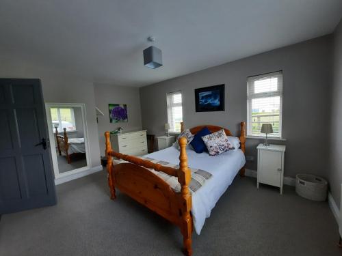 杜林岛景住宿加早餐旅馆的一间卧室配有一张木架床
