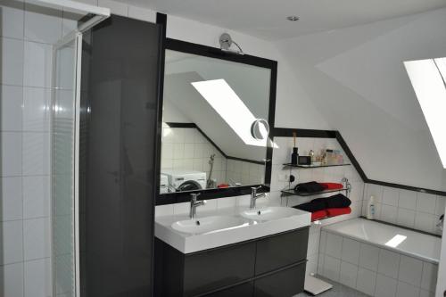 兰河畔马尔堡Zweit-Traumwohnung的一间带水槽和大镜子的浴室