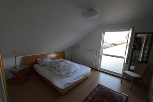 兰河畔马尔堡Zweit-Traumwohnung的一间小卧室,配有床和窗户