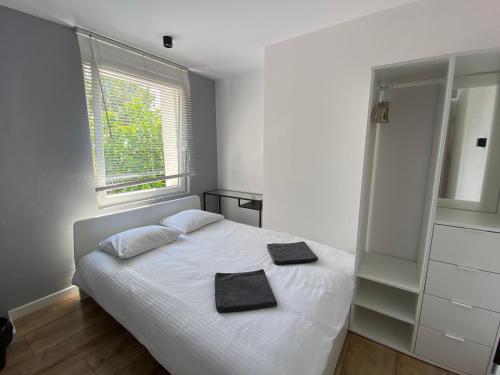 索波特Hostel 19 Sopot的卧室配有白色的床和2条毛巾