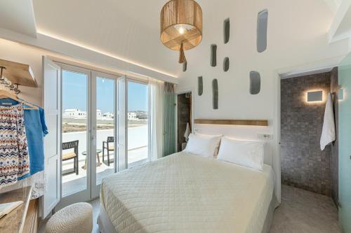 阿克罗蒂里Alafropetra Luxury Suites的一间卧室设有一张床和一个阳台