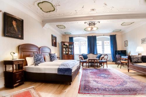 康斯坦茨Romantik Hotel Barbarossa的一间卧室配有一张床、一张桌子和一张沙发