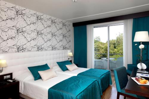 卡佩拉什谷船酒店的卧室配有一张大白色的蓝色床单
