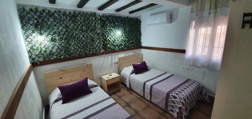 昆卡Cuencaloft Casa Vereda VUT的一间设有两张床和绿色墙壁的客房