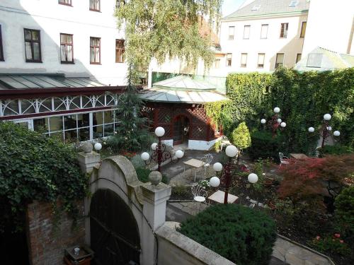 维也纳Mariahilf Citycenter Hotel的享有花园的顶部景色