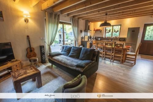 热德尔Le Bordarriben sauna & spa 4 étoiles的带沙发和桌子的客厅以及厨房。