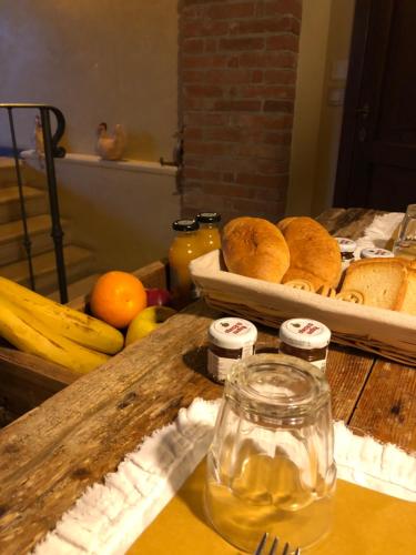 VillaganzerlaB&B BAGOLARI的一张桌子上放着一大堆面包和水果