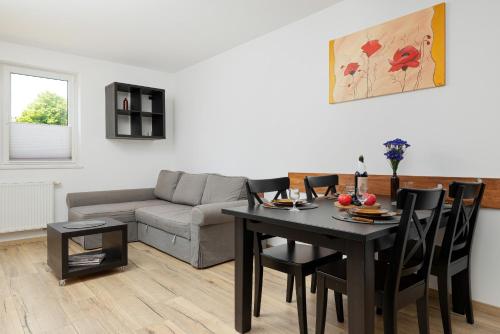 科沃布热格Apartamenty Wiśniowy Sad by Renters的客厅配有桌子和沙发