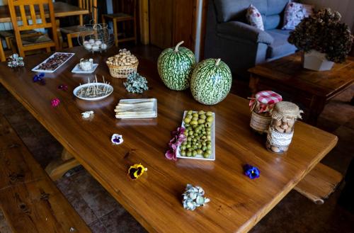 ArrésHotel Rural Casa Dera Hont的一张木桌,上面有很多物品