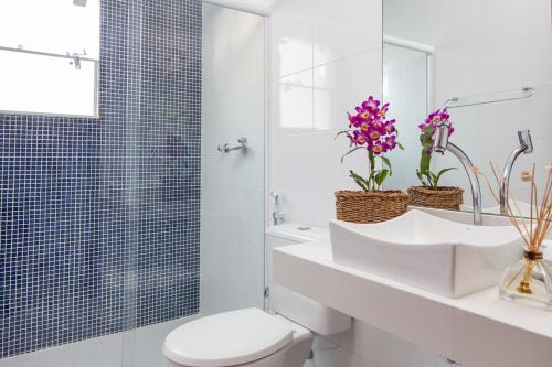 布希奥斯Luar de Geribá的白色的浴室设有卫生间和淋浴。