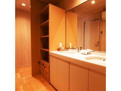 YabuPure Hotel - Vacation STAY 44187v的一间带水槽和镜子的浴室