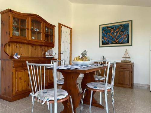 托雷戴科尔萨里Oro Tramonto的厨房配有木桌和椅子